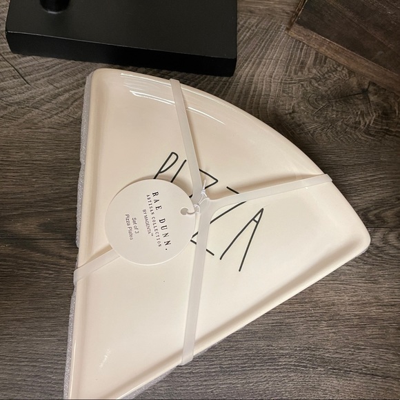 Rae Dunn PIZZA Plates 🇺🇸 - Picture 1 of 2